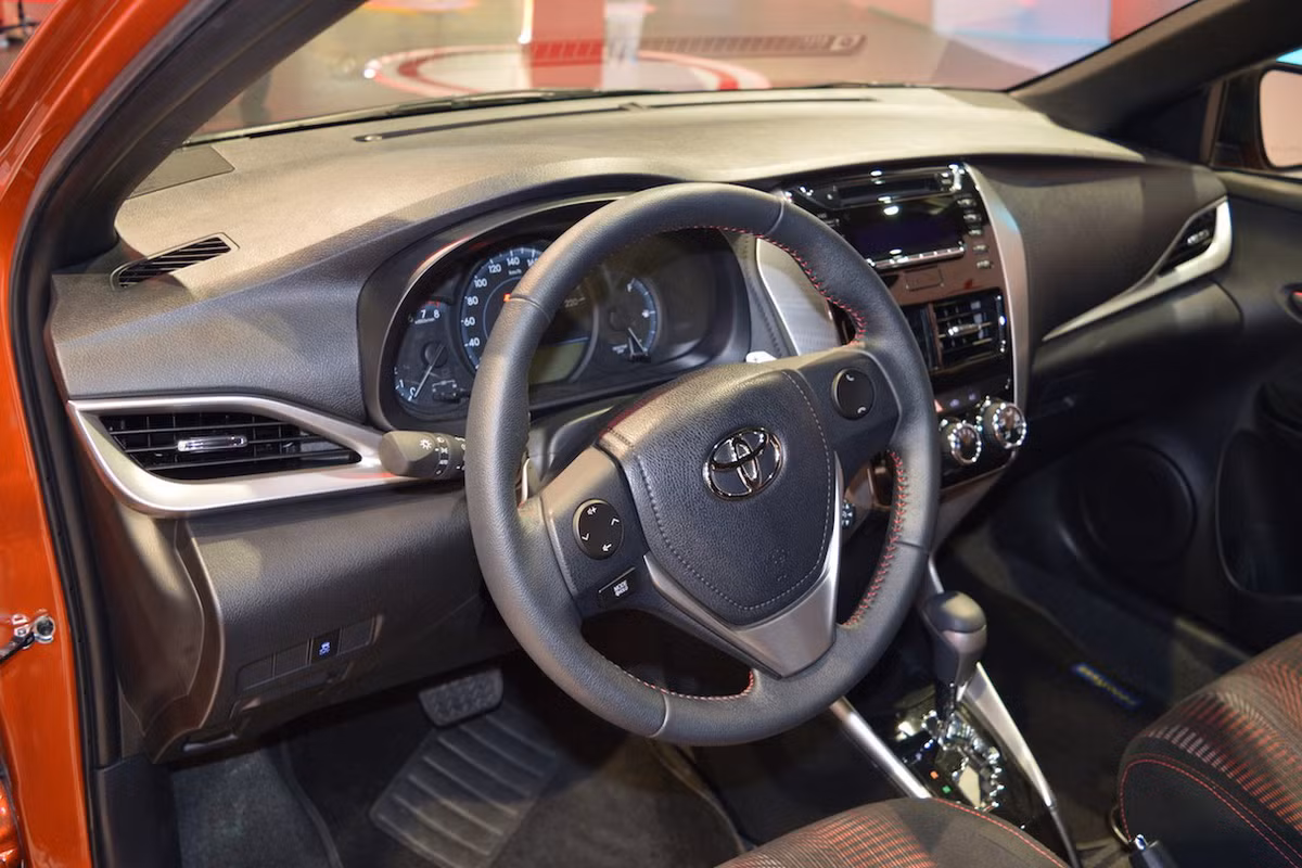 Trang bị công nghệ với một màn hình LCD nhỏ phía trước hiển thị thông số kỹ thuật, cùng các phím chức năng bố trí gọn gàng, hệ thống điều hòa chỉnh tay, khóa cửa trung tâm, cửa sổ điện, MID, khởi động bằng nút bấm, tay lái bọc da, hỗ trợ AM/FM, CD, AUX, USB và Bluetooth.