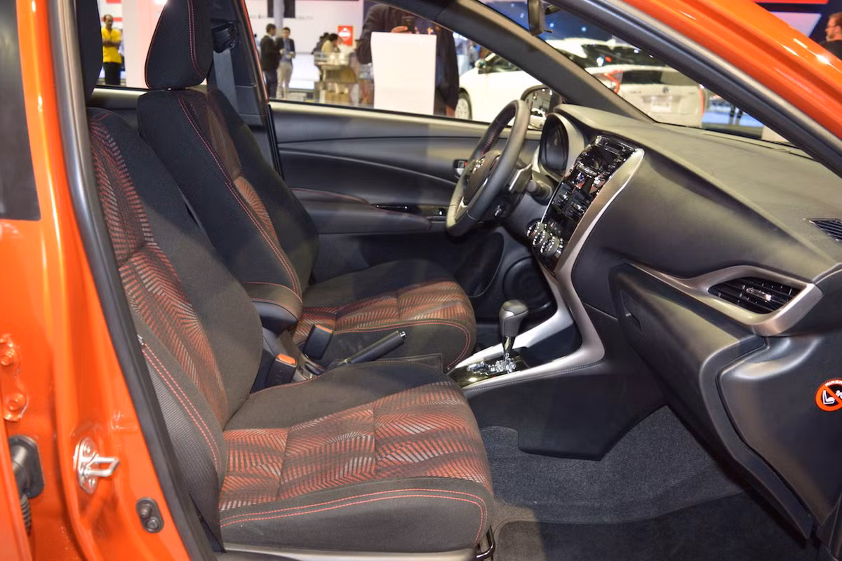 Nội thất bên trong tương phản với tông màu đen – xám, kết hợp một vài chi tiết màu bạc trên khu vực bảng điều khiển trung tâm mang đến sự sang trọng. Ghế ngồi bọc vải nỉ, thân ghế với các đường chỉ khâu màu đỏ, bạn cũng bắt gặp chi tiết này ở trên vô-lăng tay lái. 