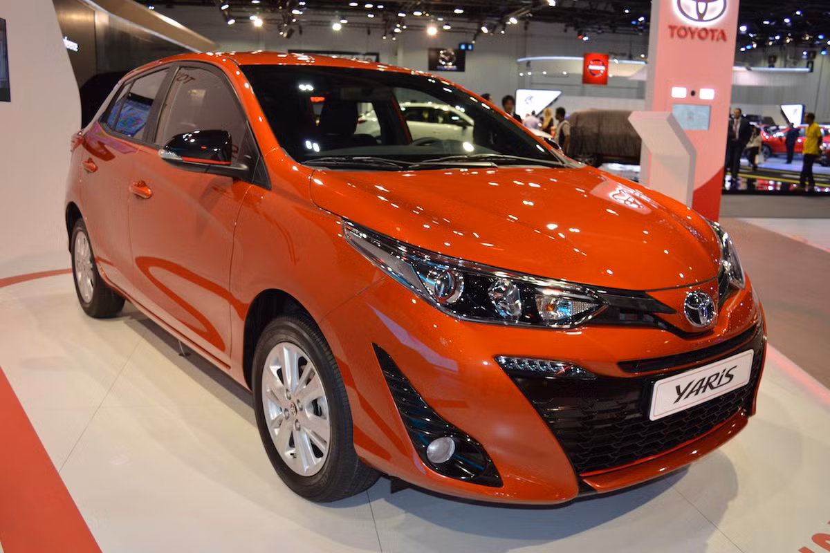 Điểm khác biệt của Toyota Yaris 2018 giữa hai thị Bắc Mỹ và UAE dễ dàng nhận thấy ở phần cụm đèn pha phía trước. Một bên kiểu lớn còn một bên là kiểu thiết kế nhỏ gọn, thanh mảnh kéo dài lên tận gần sát kính chắn gió.