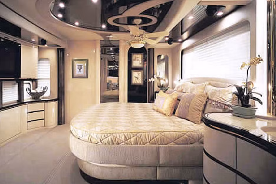 Ngoài ra các chất liệu da thuộc của Ý, da lộn và đá quý Inca đều được kết hợp một cách tinh xảo biến chiếc xe thành một tác phẩm nghệ thuật bậc nhất. Phòng ngủ chính được đặt một chiếc giường cỡ lớn đặc biệt, buồng tắm kiểu Pháp, màn hình TV giải trí plasma, máy giặt, máy sấy và máy chạy bộ cũng được lắp sẵn trên xe.