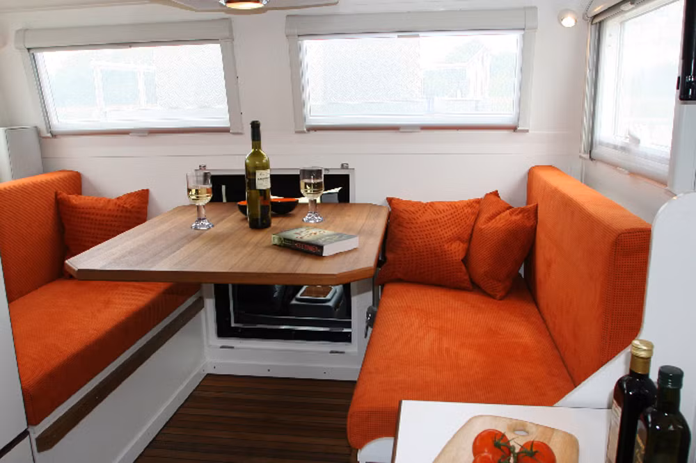 Không gian nội thất bên trong được trang bị nhà bếp, tủ quần áo, máy lọc nước cùng không gian để cho hành khách có thể làm việc. Mặc dù chi phí ở mức “trên trời” nhưng Amerigo International sẽ chứng minh cho những người lựa chọn rằng nó đáng giá đến từng xu.