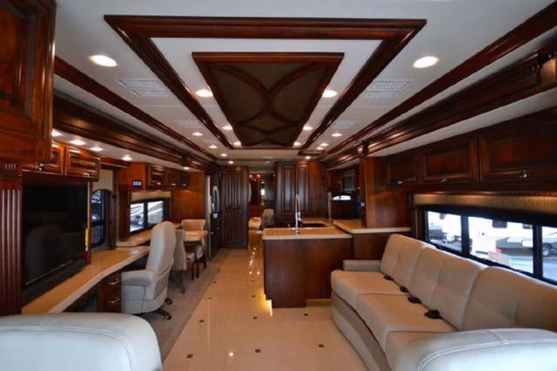 Monaco Dynasty sở hữu khung gầm Roadmaster hoàn toàn mới cùng khối động cơ Cummins công suất 600 mã lực.