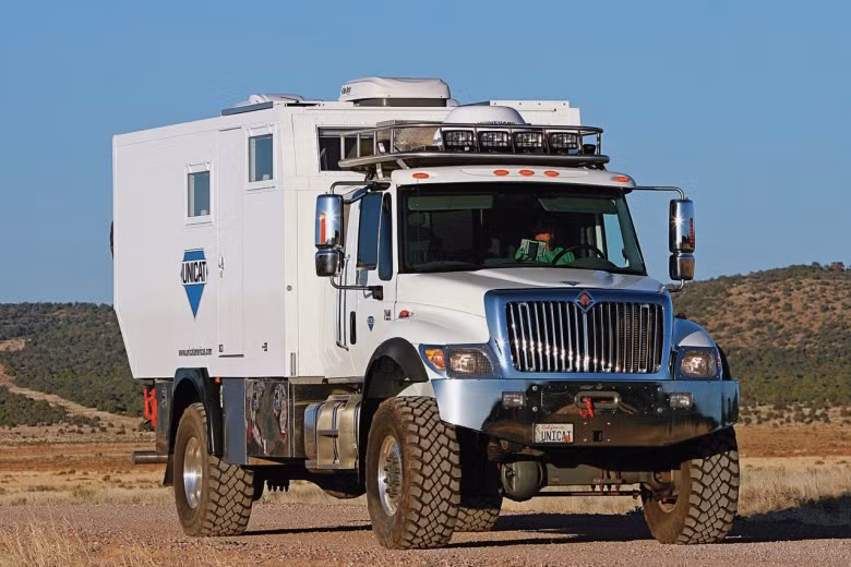 Trái với ngoại hình khá thô và cứng cáp là không gian nội thất sang trọng và tiện nghi đến ngỡ ngàng. Được biết hãng UNICAT nổi tiếng bởi những chiếc xe tải cỡ lớn có khả năng chịu đựng được những chuyến đi dài ngày trong đủ loại môi trường khắc nghiệt.
