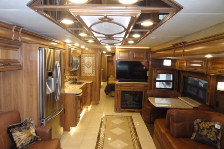 Chiếc Cornerstone tuyệt đẹp được thiết kế với cabin phía trước dành riêng cho người lái bao gồm cả ghế điện tám hướng, hệ thống lái SmartWheel mang lại cảm giác thoải mái nhất khi lái xe, ngoài ra chiếc xe còn có công nghệ Mobileye và màn hình cảm ứng công nghệ tiên tiến.