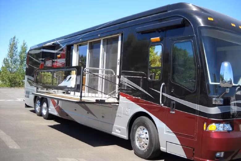 Nội thất được ốp bằng nhiều chi tiết gỗ quý màu nâu đất, tủ đựng đồ được làm bằng gỗ óc chó, ghế sofa tùy chỉnh, giường đôi, máy giặt, máy sấy, phòng ăn và đặc biệt là sàn trên xe được lát gạch. Ngoài ra các tấm pin mặt trời trên mái xe sẽ đảm bảo các thiết bị điện trong xe luôn có năng lượng để hoạt động tốt.