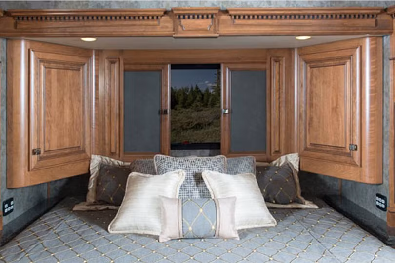 Bên trong chiếc xe, từng chi tiết nhỏ nhất đều được thiết kế tinh xảo: tủ xếp, trần xe được lắp nhiều bóng đèn LED, TV điều khiển từ xa. Các phòng ngủ đi kèm với giường cỡ lớn bọc nệm xốp Serenity Series, sàn sứ. Ngoài ra các tủ đựng đồ và phần tường xung quanh đều được làm bằng chất liệu gỗ tuyết tùng đắt tiền.