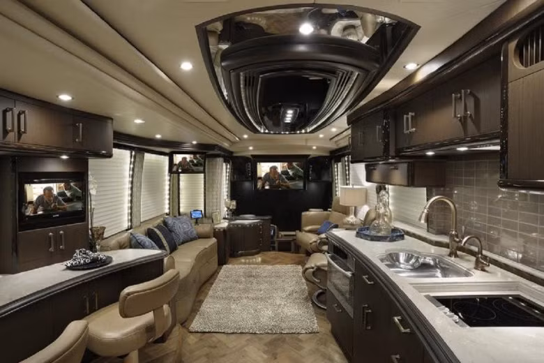 Prevost H3-45 sở hữu thiết kế đẹp mắt và hiện đại hơn, chiều cao được nâng lên tầm 3,80 m giúp mang lại không gian nội thất rộng rãi và tầm nhìn tuyệt vời.