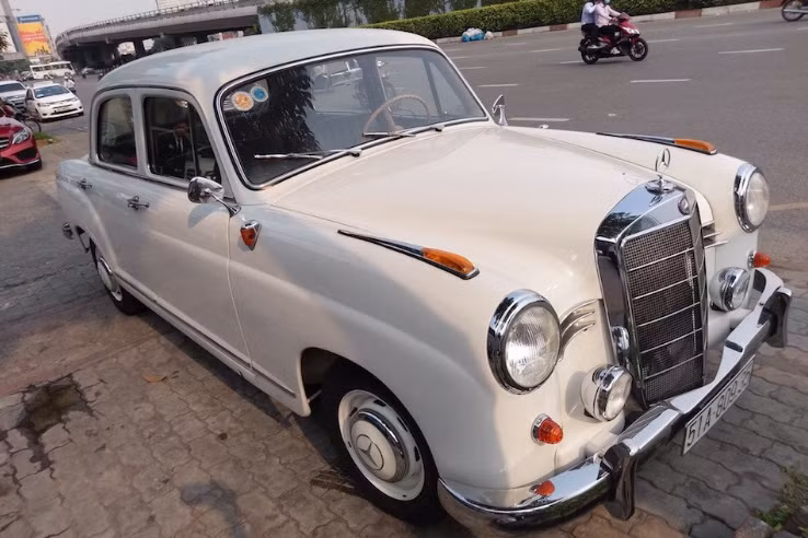 Mẫu sedan Mercedes 190 Ponton là dòng xe sang thương mại của thương hiệu ôtô ngôi sao ba cánh Đức, mẫu xe này được sản xuất từ sau thế chiến thứ 2. Chiếc 190 Ponton trong bài viết này mang mã W120 được sản xuất từ 1953 đến 1962, nó du nhập vào Việt Nam vào những năm 60 và trở thành dòng xe sang trọng bậc nhất vào thời điểm ấy.