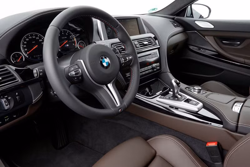 Bên trong nội thất của xe nổi bật với loạt trang thiết bị tiện nghi sang trọng, vô-lăng 3 chấu thể thao tích hợp các phím chức năng, dùng logo của hãng nằm chính giữa, điều hòa 4 vùng độc lập, ghế ngồi bọc da cao cấp tích hợp điện chức năng sưởi ấm, ghi nhớ vị trí ngồi,