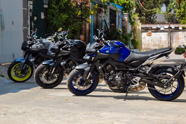 Yamaha MT-09 2017 mặc dù cao hơn,bình xăng chỉ 14 lít nhưng lại sở hữu trọng lượng nhẹ hơn, dễ lái và linh hoạt trong phố đông, chưa kể khối động cơ 3 máy Crossplane mạnh mẽ thừa hưởng từ đàn anh R1 cho mô-men xoắn ấn tượng
