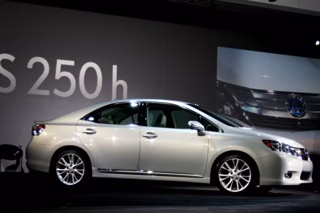 Ngoài ra xe còn được bổ sung những công nghệ đỉnh cao như hệ thống hỗ trợ đỗ xe trực quan, hiển thị heads-up mới, điều khiển hành trình bằng radar Dynamic Radar Cruise Control, màn hình giám sát trước và sau, hệ thống hỗ trợ đi đúng làn đường, điều khiển joystick chạm cho màn hình hiển thị đang được sử dụng trên mẫu xe 2010 Lexus RX.