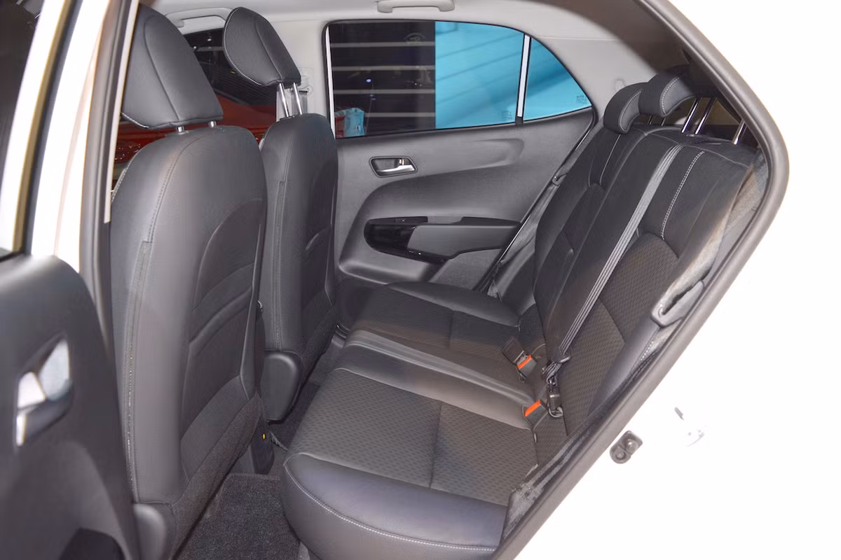 “Trái tim” cung cấp sức mạnh cho xe đến từ khối động cơ xăng MPI 1.2L, sản sinh công suất 83 mã lực và mô-men xoắn cực đại 121 Nm, đi kèm hộp số tự động 4 cấp. Đối thủ chính của Kia Morning 2018 là Hyundai Grand i10 và Ford Figo.