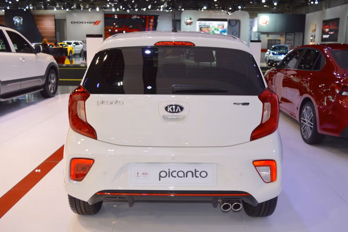 Trong khi phần đuôi được tỉnh chỉnh lại, đèn hậu dạng chữ C cụp, cánh gió trên nắp ca-pô tích hợp đèn hậu, phía dưới với phần cản sau xuất hiện một đường kẻ màu đỏ chạy dài.