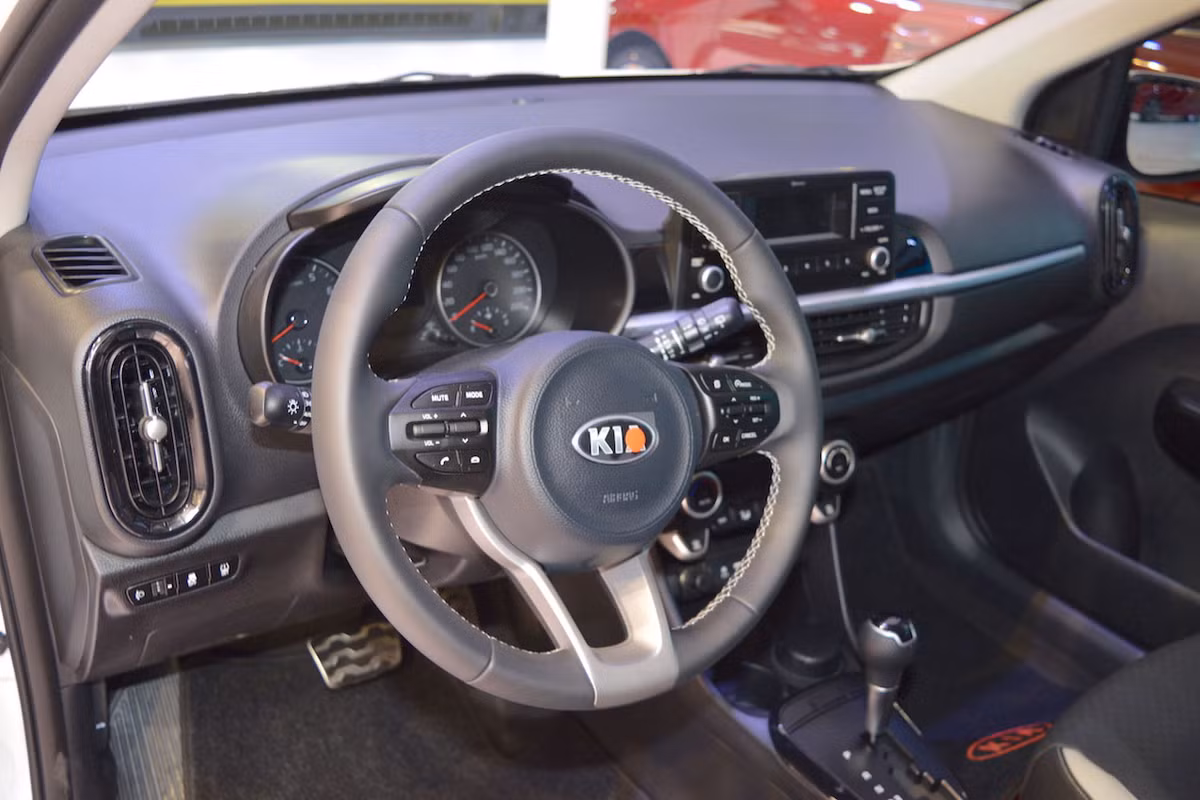 Vô-lăng 3 chấu, tích hợp phím chức năng, điều hòa vùng chỉnh cơ, cụm đồng hồ dạng anolog sau tay lái, khu vực bảng táp-lô khá rộng và thoáng, các phím nút chức năng bố trí gần khu vực người lái.