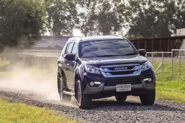 Isuzu mu-X được nhập khẩu nguyên chiếc từ Thái Lan. Với ưu điểm là vận hành bền bỉ và tiết kiệm nhiên liệu cùng với sự tiện dụng trong không gian nội thất, chiếc xe này thực sự phù hợp với những người không quá đặt nặng vấn đề thương hiệu mà chỉ quan tâm đến công năng sử dụng.