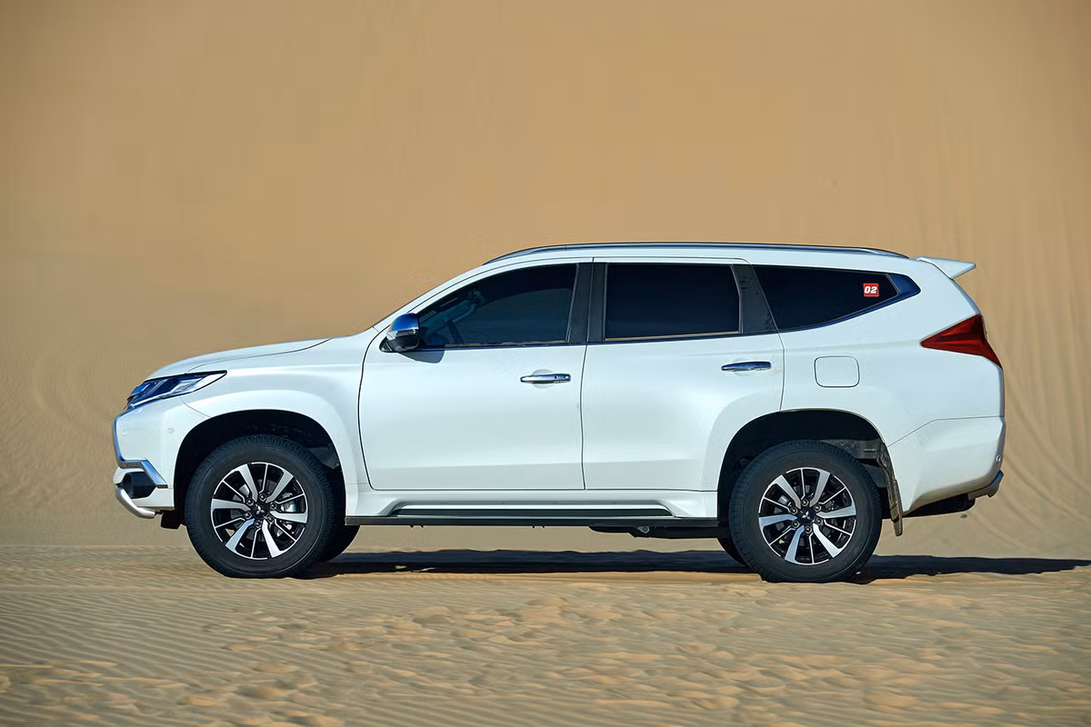 Có lẽ doanh số này nhờ vào chương trình giảm giá lên đến hàng trăm triệu đồng của Mitsubishi dành cho dòng xe này. Cụ thể, mức giảm lần lượt 156 triệu và 180 triệu đồng cho 2 phiên bản Pajero Sport Gasoline 4x2 AT và Pajero Sport Gasoline 4x4 AT. Giá công bố của 2 phiên bản còn 1,199 tỷ đồng và 1,358 tỷ đồng. Ngoài ra, khách hàng mua xe còn được tặng kèm bộ phụ kiện.