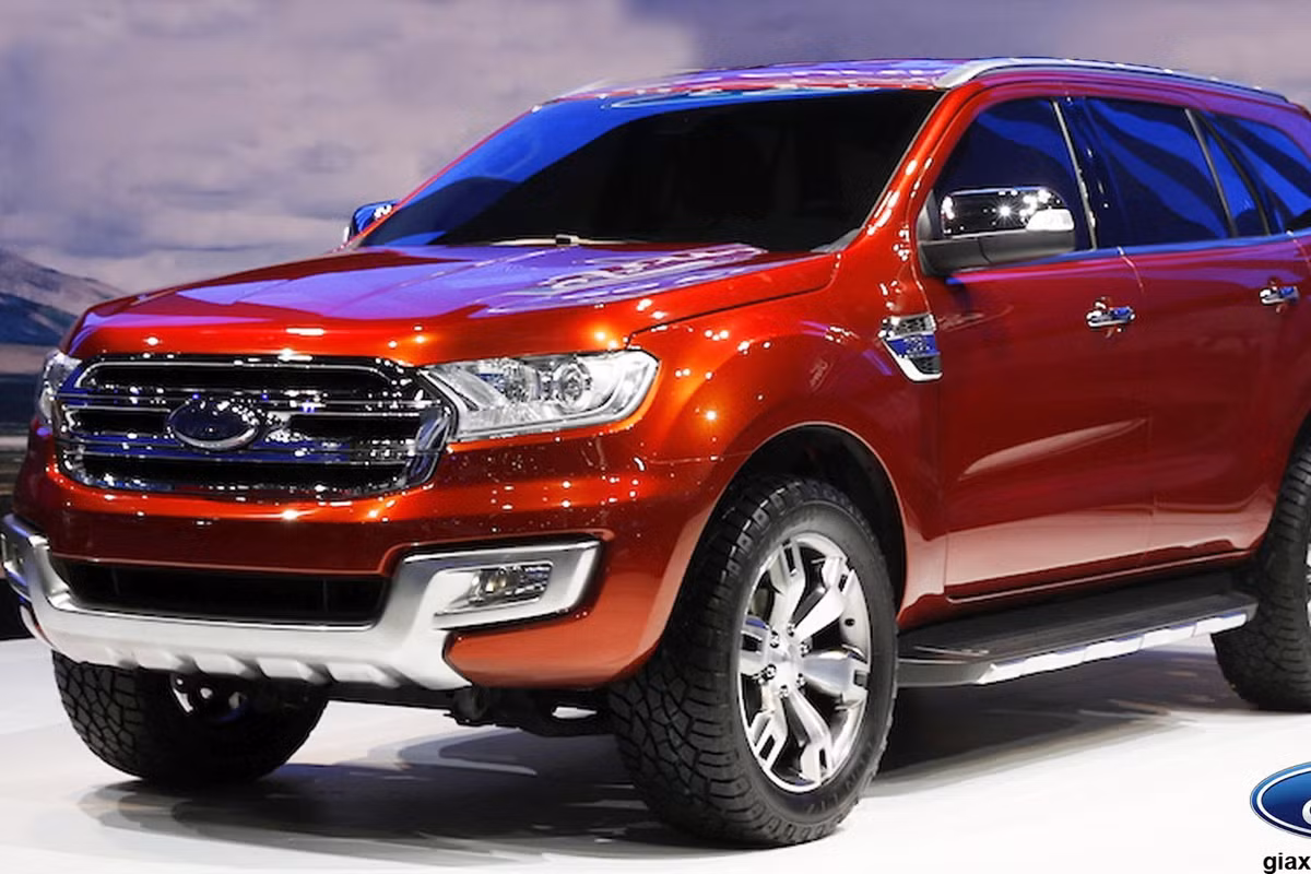 So với các đối thủ Nhật Bản như Pajero, Fortuner hay Isuzu mu-X thì Everest trông hiện đại hơn nhờ kiểu dáng đậm chất Mỹ từ Ford. Bên cạnh đó khoang nội thất hiện đại với nhiều tiện nghi hơn với lối bày trí đơn giản, chú trọng đến tính hữu dụng dành cho hành khách.