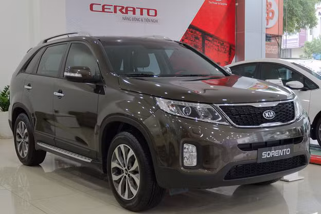 Hiện Kia Sorento bán ra thị trường với 3 phiên bản lựa chọn có giá thực tế tại đại lý dao động từ 818-944 triệu đồng. Ngoài ra, trong tháng 9 này khách hàng mua xe Sorento được tặng bảo hiểm bảo hành có thời hạn đến 5 năm.