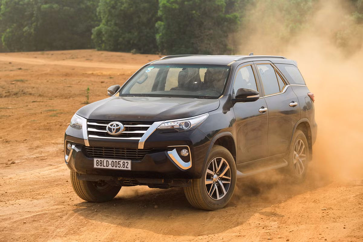 So với các đối thủ trong cùng phân khúc, mức giá của Toyota Fortuner vẫn thấp hơn cùng thế mạnh về khả năng giữ giá, độ bền bỉ và tính kinh tế được nối tiếp qua các thế hệ...Có thể thấy Toyota Fortuner là mẫu xe hấp dẫn nhất phân khúc SUV 7 chỗ tại Việt Nam.