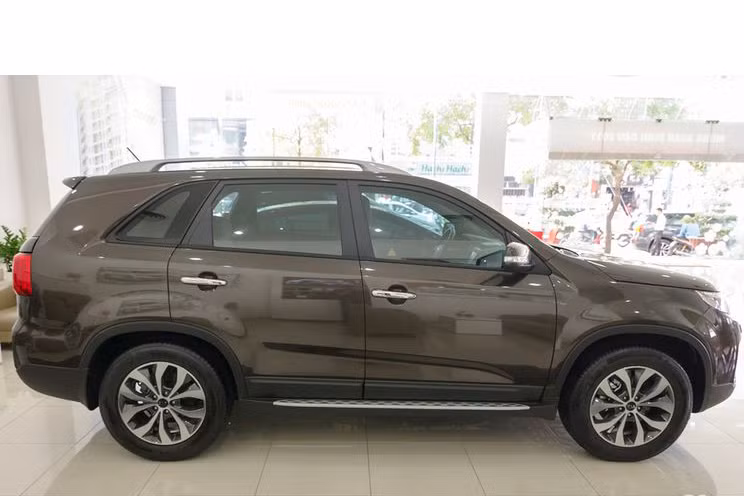 Về sức mạnh vận hành, Kia Sorento sở hữu 2 tùy chọn động cơ Diesel CRDi dung tích 2.2L có công suất tối đa 195 mã lực, moment xoắn cực đại 437 Nm và động cơ xăng dung tích 2.4L công suất tối đa 174 mã cùng moment xoắn cực đại 227 Nm.