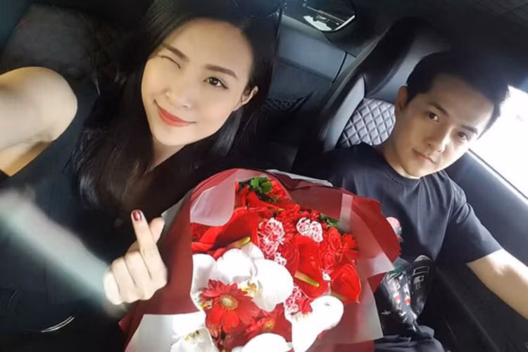 Ngoài ngoại thất cùng nhiều trang bị hiện đại trên xe, nội thất xe với ghế ngồi bọc da cao cấp với điểm nhấn là các đường viền chỉ màu đỏ ấn tượng cũng là điểm mới trên mẫu siêu xe nhà Audi này.