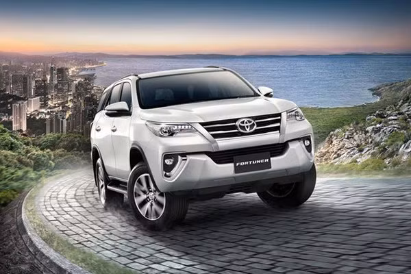 Chính vì thế việc mua xe Toyota Fortuner thời điểm này có thể sẽ hơi “phí” khi đến năm 2018 thuế nhập khẩu ôtô từ ASEAN về 0% thì giá của mẫu SUV này có thể sẽ còn xuống thấp hơn nữa.