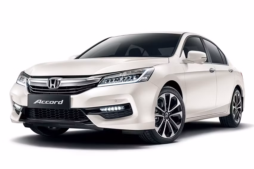 Honda Accord là mẫu xe nhập khẩu nguyên chiếc từ Thái Lan với giá công bố 1,198 tỷ đồng. Đối thủ của Honda Accord tại thị trường Việt Nam là Toyota Camry và Mazda6. Với nhiều ưu đãi về giá lên đến 80 triệu đồng trong tháng 9 này nhiều người sẽ cân nhắc có nên mua xe ngay hay đợi đến năm sau?