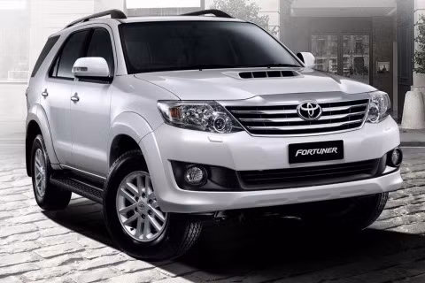 Hiện tại, Toyota Fortuner bán ra thị trường với 3 phiên bản lựa chọn có giá công bố dao động từ 981 triệu đồng đến 1,308 tỷ đồng. Với việc định giá thấp hơn so với các đối thủ cùng phân khúc, Toyota Fortuner đã tạo được sức hút đáng kể.