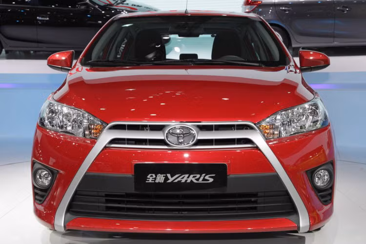 Toyota Yaris được phối chính hãng tại Việt Nam dưới hình thức xe nhập khẩu nguyên chiếc Thái Lan với 2 phiên bản chính là: Yaris 1.5 E CVT và Yaris 1.5 G CVT tất cả đều đi cùng hộp số tự động vô cấp mới có giá công bố lần lượt là 592 triệu và 642 triệu đồng.