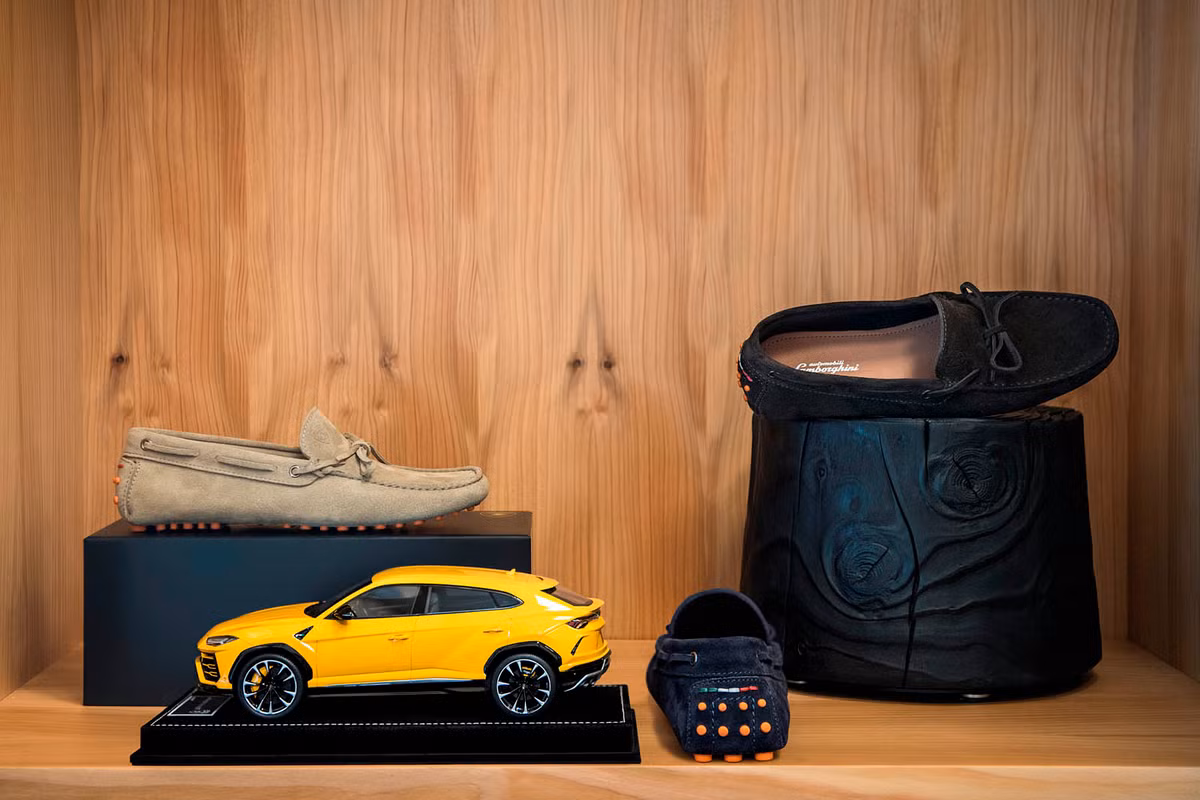 Để phục vụ chu đáo hơn khách hàng đặt mua Lamborghini Urus, hãng đã đầu tư thiết kế, giới thiệu bộ sưu tập phụ kiện siêu xe Urus cực sang chảnh, đẳng cấp. Theo đó, khách hàng có thể liên hệ với bộ phận cá nhân hóa Ad Personam của Lamborghini để đặt các phụ kiện đặc biệt dành riêng cho chiếc Urus mới của họ.