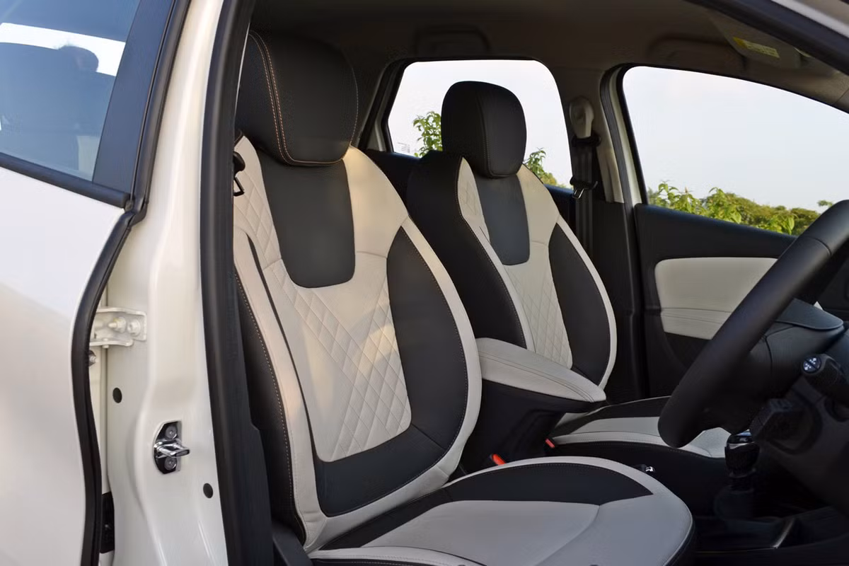 Ghế ngồi thiết kế kiểu dáng thể thao ôm sát cơ thể, tựa đầu cao.