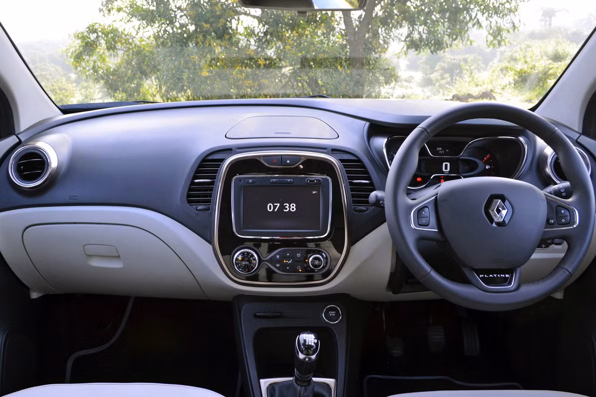 Ở bên trong, không gian khoang nội thất cải tiến, sử dụng hai tông màu gồm trắng và vàng làm chủ đạo, cộng thêm vào đó là màu đen và trắng sữa xuất hiện trên ghế ngồi.