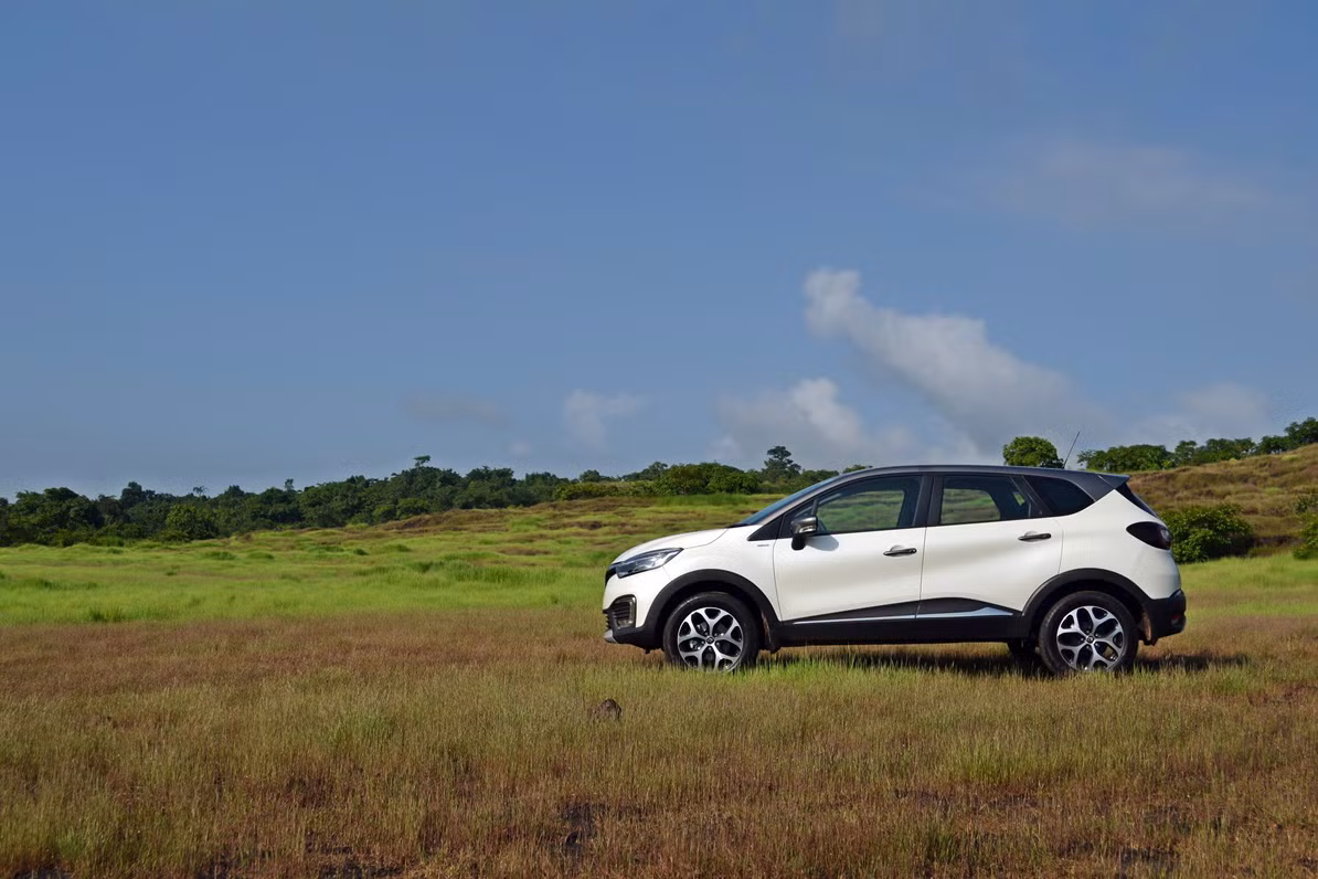 Hai bản cao cấp nhất của SUV giá rẻ Renault Captur là Captur RXT 1.5 L Diesel Manual và Captur Platine 1.5 L Diesel Manual có giá bán lần lượt là 460,8 triệu đồng và 488,6 triệu đồng.