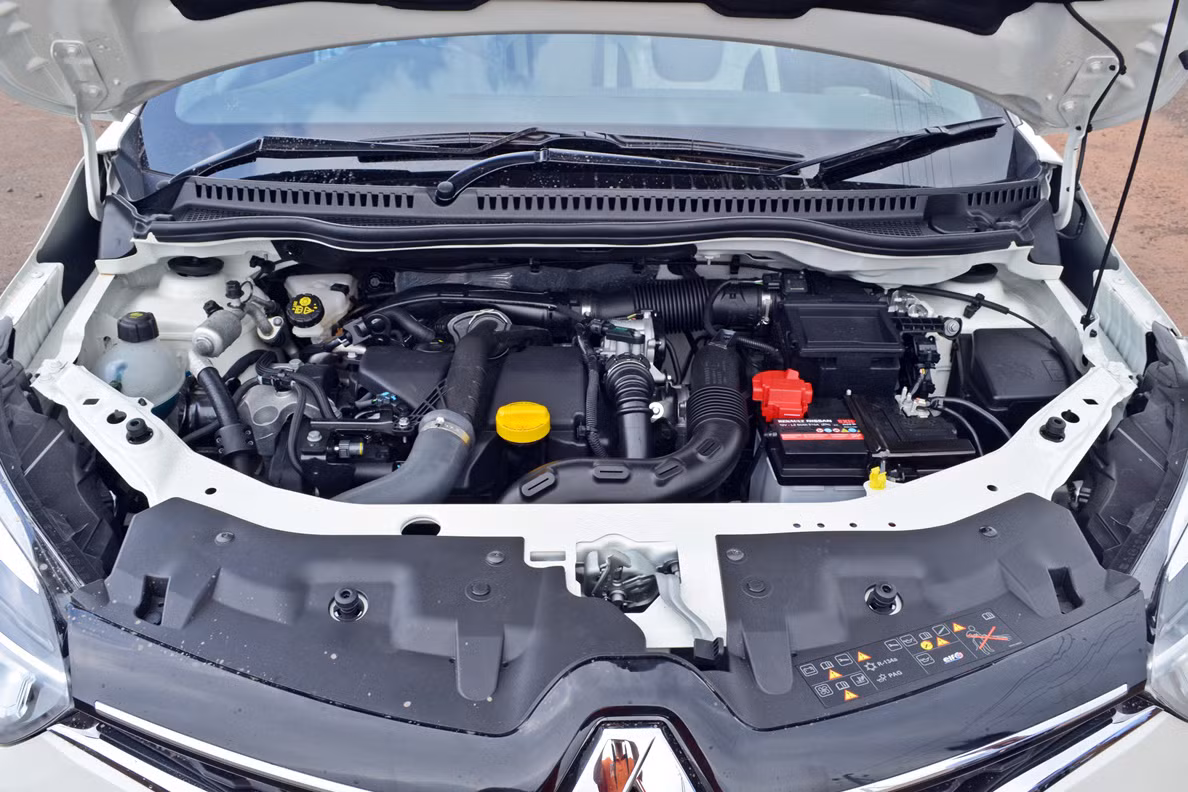 SUV giá rẻ Renault Captur 2017 mới mang tới hai tùy chọn động cơ cho khách hàng lựa chọn, gồm bản động cơ diesel 1.5 lít, công suất 110 PS tại 4.000 vòng/phút và mô-men xoắn cực đại 240 Nm tại 1.750 vòng/phút, đi kèm một hộp số sàn 6 tốc độ.