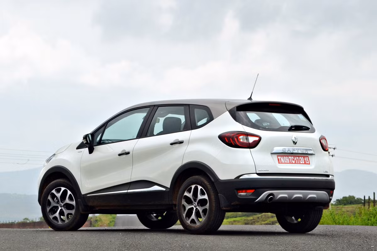 Ở phía sau, phần đuôi của Captur vẫn mang phong cách đặc trưng của hãng với đèn hậu chia thành từng phần, logo chính giữa trên nắp ca-pô, cản sau lớn mạ cùng ống xả đơn giấu kín bên dưới.