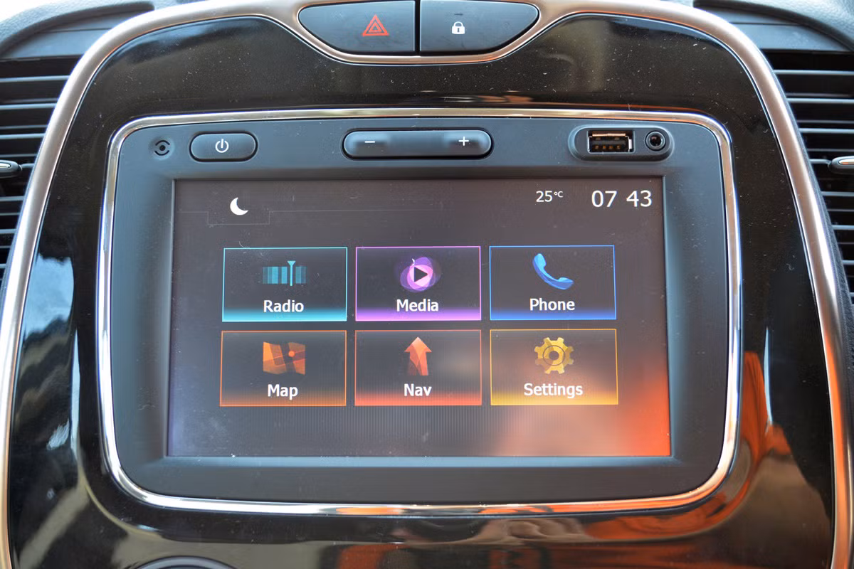 Bảng táp-lô nổi bật với một màn hình cảm ứng đa thông tin kích thước 7.0 inch, tích hợp Apple Car Play/ Android Auto, cổng kết nối Bluetooth/USB, bản đồ tích hợp và hệ thống điều hướng.