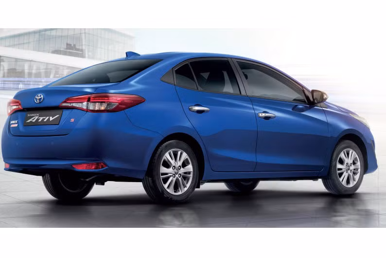 Thiết kế của Toyota Yaris Ativ sedan mới dựa trên nền tảng ngôn ngữ của “đàn anh” Vios. Tuy nhiên điểm nhận biết chính là phần đầu và phía đuôi hoàn toàn khác biệt với Vios khi cụm đèn pha trước sắc nét, đèn hậu sử dụng công nghệ LED và mỏng hơn.