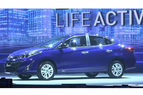 Hãng xe hơi Toyota Nhật Bản vừa giới thiệu tới khách hàng tại “xứ sở Chùa vàng” mẫu xe Toyota Yaris Ativ 2017 thế hệ mới khi được trang bị tới 7 túi khí an toàn trên xe.