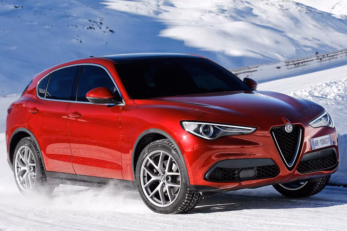 Cái tên đầu tiên được nhắc đến trong top 10 xe SUV của năm 2018 là chiếc Alfa Romeo Stelvio - đây là một trong những chiếc SUV nhanh nhất thế giới với vận tốc tối đa đạt 285km/h và khả năng tăng tốc 0-96km chỉ trong vòng 3,9 giây.