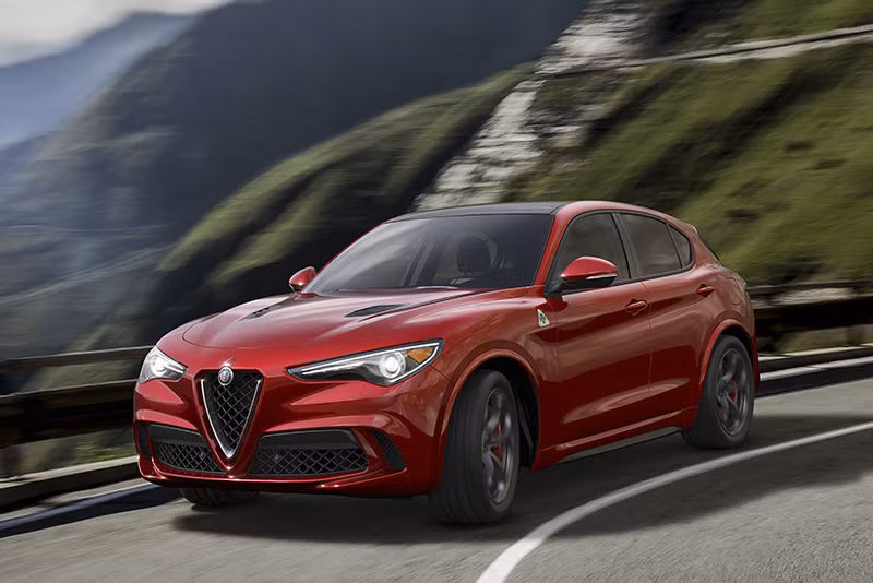 Alfa Romeo được trang bị hệ thống hộp số tự động 8 cấp với công suất 280 mã lực, mô men xoắn cực đại đạt 415Nm. Ở phiên bản cao cấp, công suất có thể lên đến 505 mã lực, mô men xoắn cực đại đạt 600Nm.