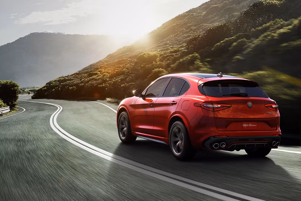 Ngoại hình đậm chất thể thao kết hợp với hệ thống nội thất hiện đại hàng đầu với phanh hiệu suất cao, ghế ngồi bọc da cao cấp, camera rùi có cảm biến đỗ phía sau,...đây hứa hẹn sẽ là chiếc xe được nhiều tay chơi xe săn đón.