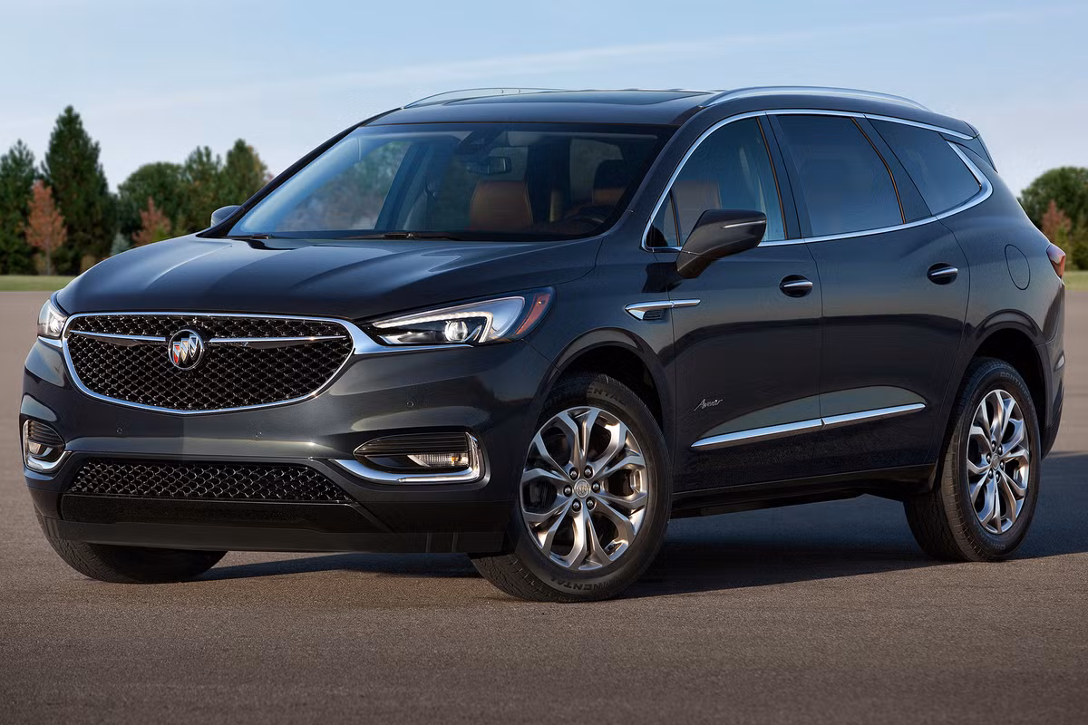 Buick Enclave được trang bị nội thất sang trọng với màn hình cảm ứng 8inch, điều hòa 3 vùng tự động, khoang chứa đồ rộng rãiTừng chi tiết nhỏ nhất trên xe đều hướng người dùng tới sự chất lượng. Động cơ được trang bị hộp số tự động 9 cấp, công suất kéo đạt 5.000 lbs.