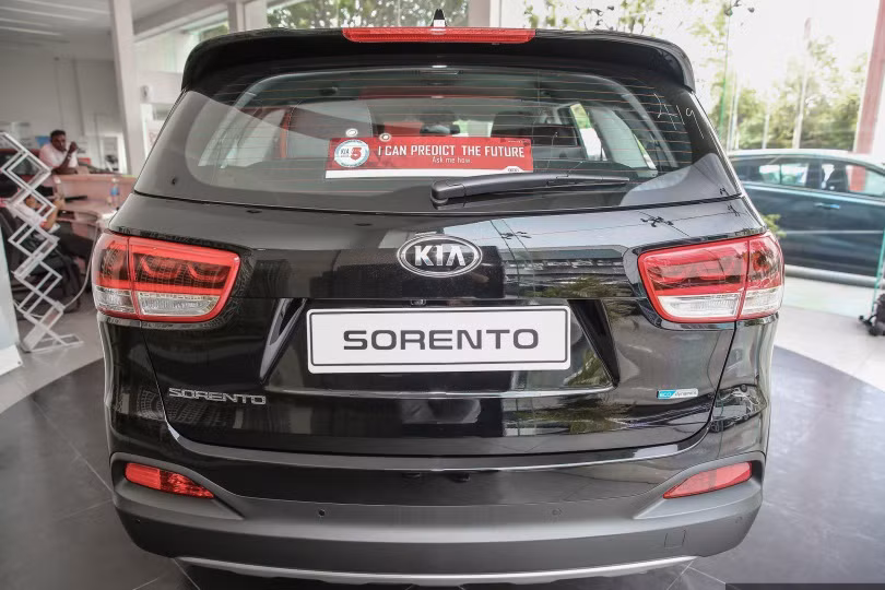 Ở phía sau là cụm đèn hậu lớn dạng to bản chia thành các tầng tách biệt, một phần đèn hậu tích hợp trên cánh gió của nắp ca-pô sau. Nhìn từ phía sau trông khá giống với Grand Sedona, nhưng cao ráo và đậm chất SUV hơn.