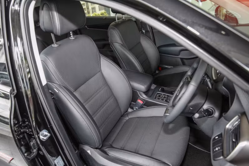 Do dài hơn phiên bản cũ nên ngoại hình của Sorento 2016 nhìn khá cân đối và thuôn dài hơn. Nhìn từ phía sau trông khá giống với Grand Sedona, nhưng cao ráo và đậm chất SUV hơn. Cửa sau mở điện thuận tiện cho người sử dụng. 