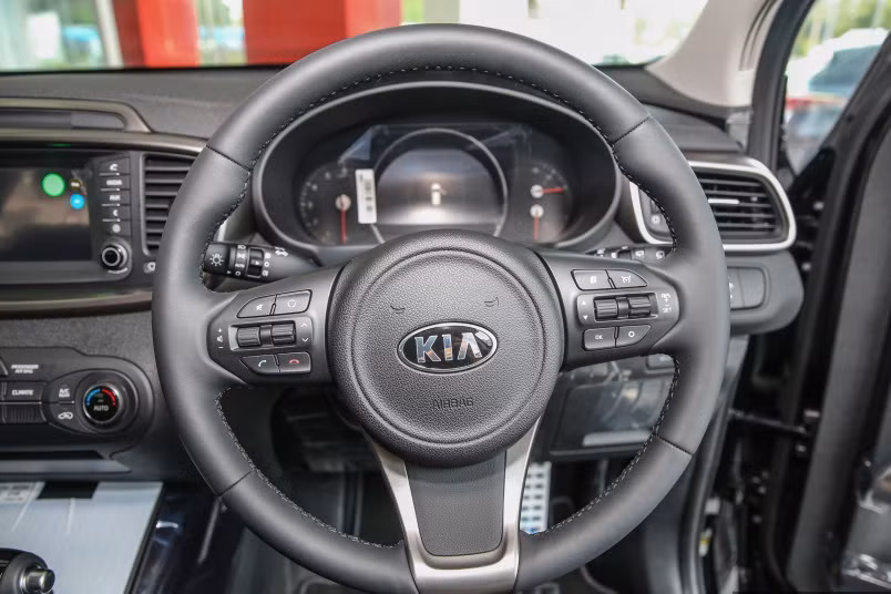 Ngoài ra còn được trang bị các trang bị tiện nghi như: chìa khoá thông minh, nút bấm khởi động start/ stop, phanh tay điện tử có chức năng Auto Hold, hệ thống thông tin giải trí với màn hình cảm ứng có hỗ trợ kết nối Bluetooth, camera lùi, rèm che nắng cho hàng ghế thứ 2, hệ thống kiểm soát khí hậu 3 vùng độc lập, cửa sau điều khiển điện và tấm ngăn khoang hành lý. 