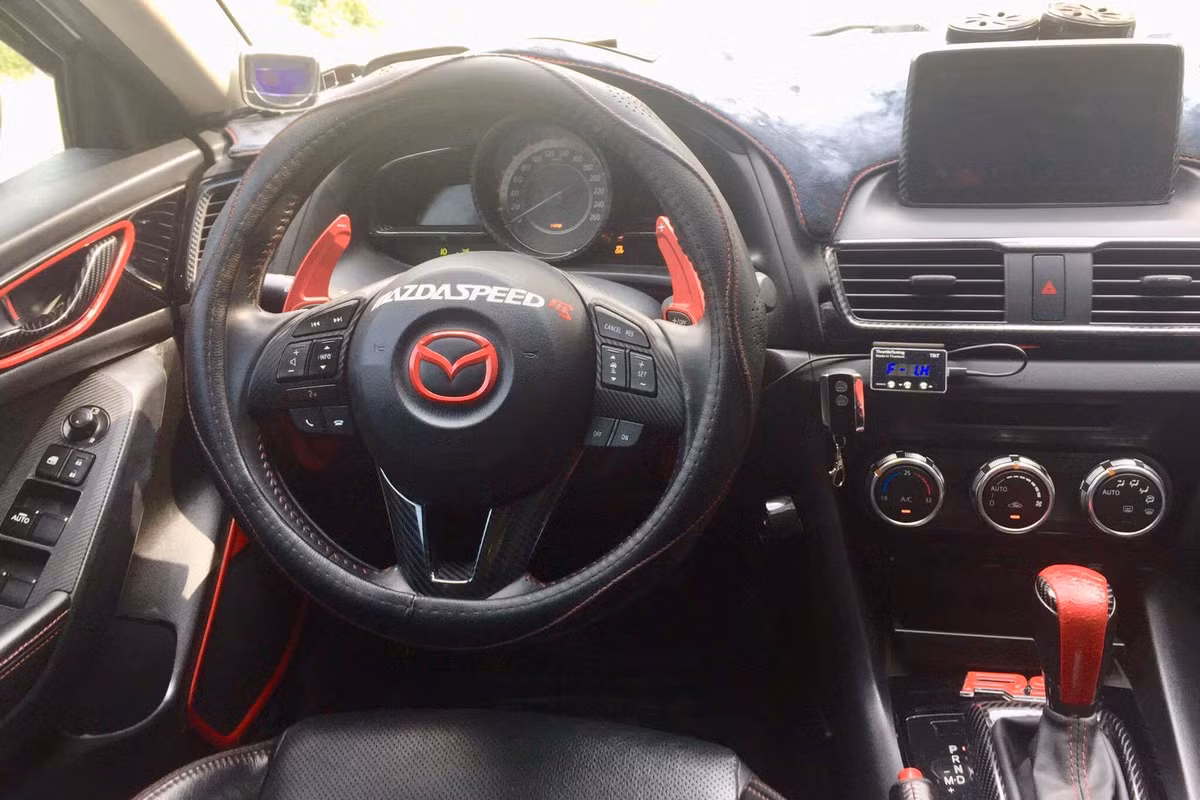 Không gian nổi bật với hai tông màu đen-đỏ đối lập bắt mắt, mang phong cách thường thấy của nhiều mẫu xe thể thao ngày nay.