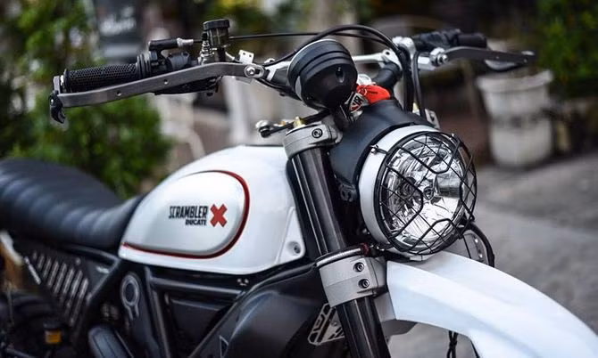 Ducati scrambler Desert sled mang phong cách thiết kế cổ điển thập niên 60,70 nên các chi tiết trên xe khá hoài cổ. Tuy nhiên, dáng xe cao ráo vẫn ra dáng một mẫu xe địa hình đúng chất.