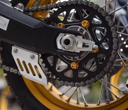 Rất nhiều chi tiết phụ trên xe được áp dụng cắt CNC.