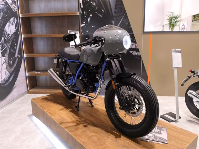 Cũng như BX 125 phiên bản naked-bike, BX 125 Haycroft vẫn được trang bị cụm đèn pha dạng tròn, tay lái dạng clip-on có khả năng điều chỉnh góc gập theo từng người sử dụng khác nhau.