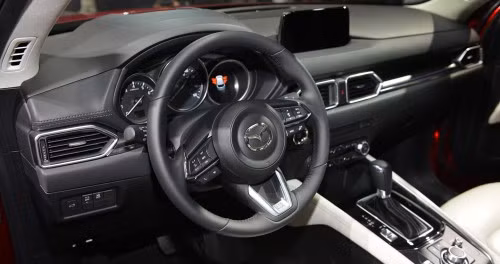 Trang bị công nghệ tiền nghi gồm: Hệ thống giải trí với màn hình 7 inch cảm ứng đa điểm, hệ thống Mazda Connect hỗ trợ kết nối với điện thoại thông minh, bổ sung thêm công nghệ MZD, công nghệ kiểm soát gia tốc G-Vectoring Control và i-Activsense, dàn âm thanh Bose 10 loa cao cấp…